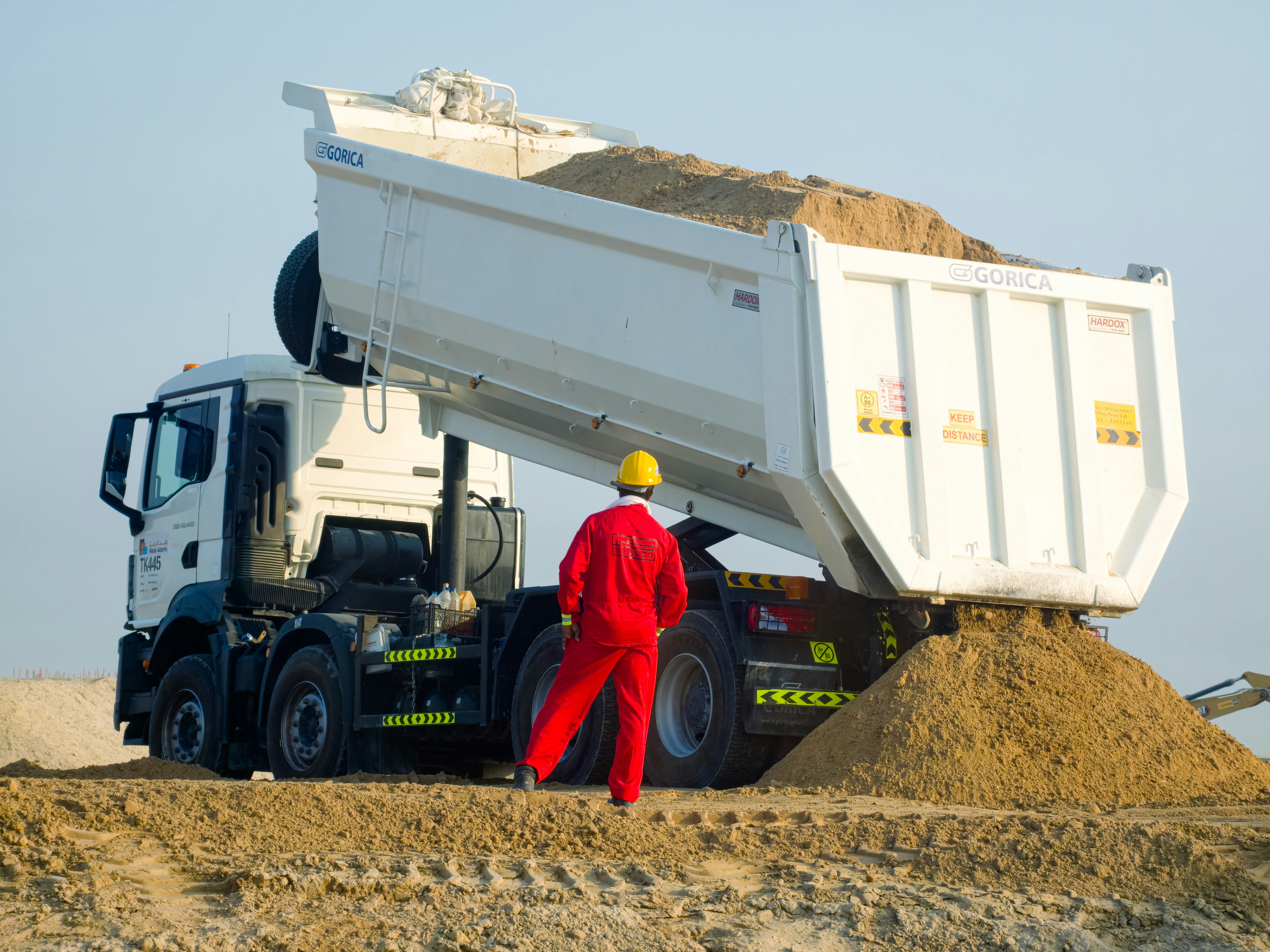 Grab lorry unloading aggregate